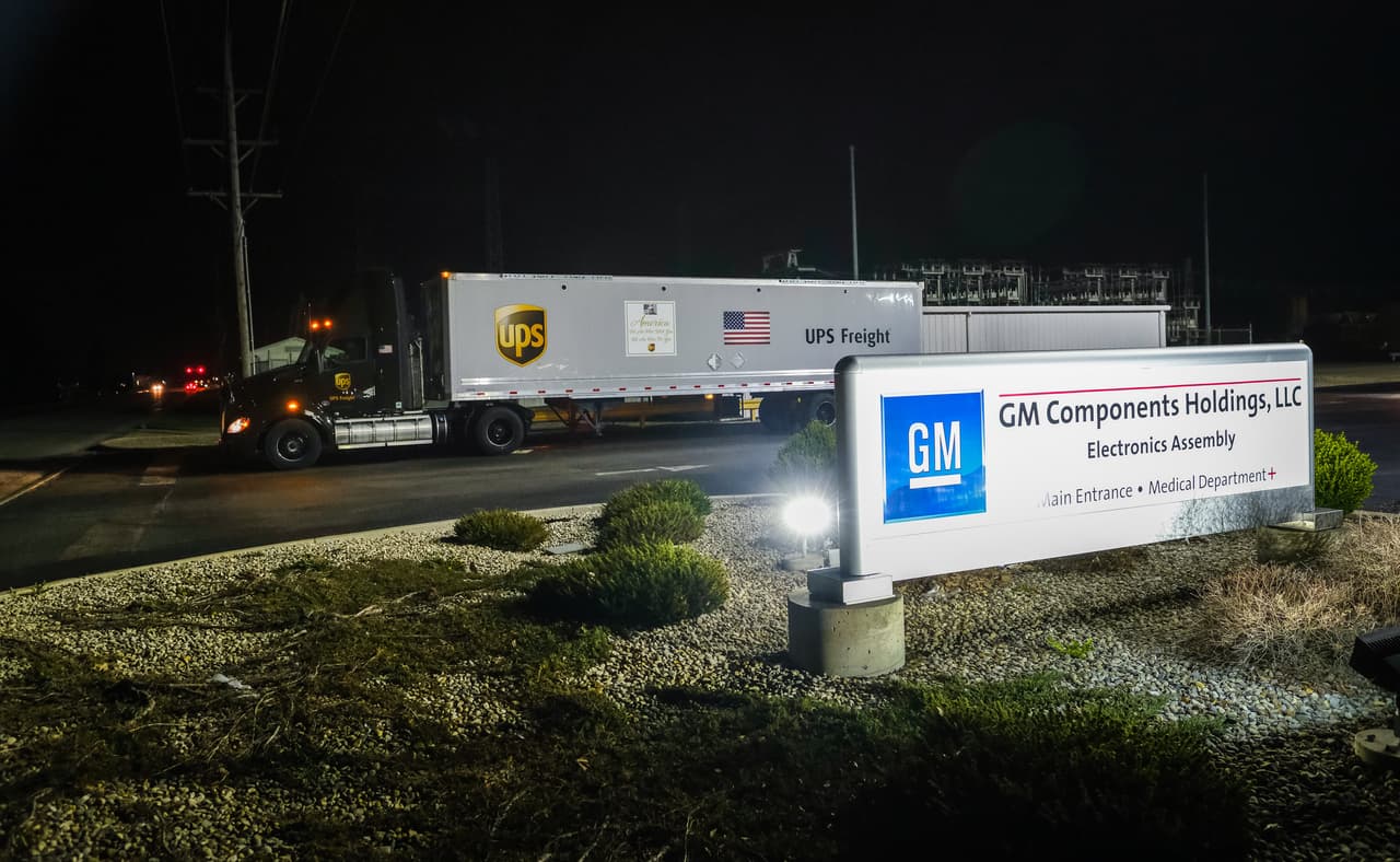 Un camión de UPS que transporta los primeros ventiladores VOCSN de cuidados críticos producidos en las instalaciones de fabricación de General Motors en Kokomo, Indiana, parte hacia el Franciscan Health Olympia Fields Hospital en Illinois.