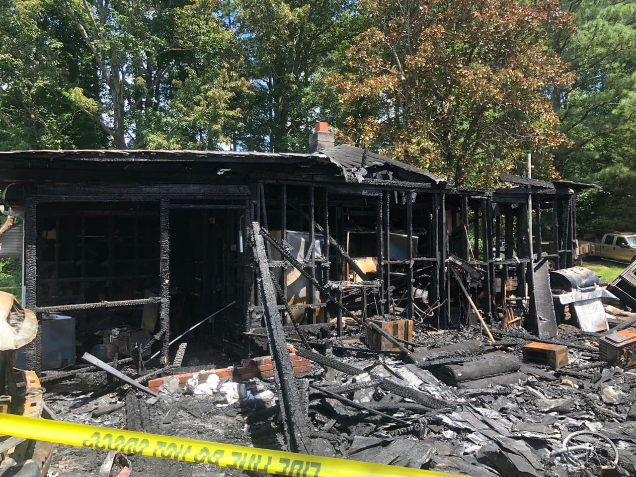 Un incendio dejó en cenizas una casa de Bay Poind Dr., en Durham, Carolina del Norte.