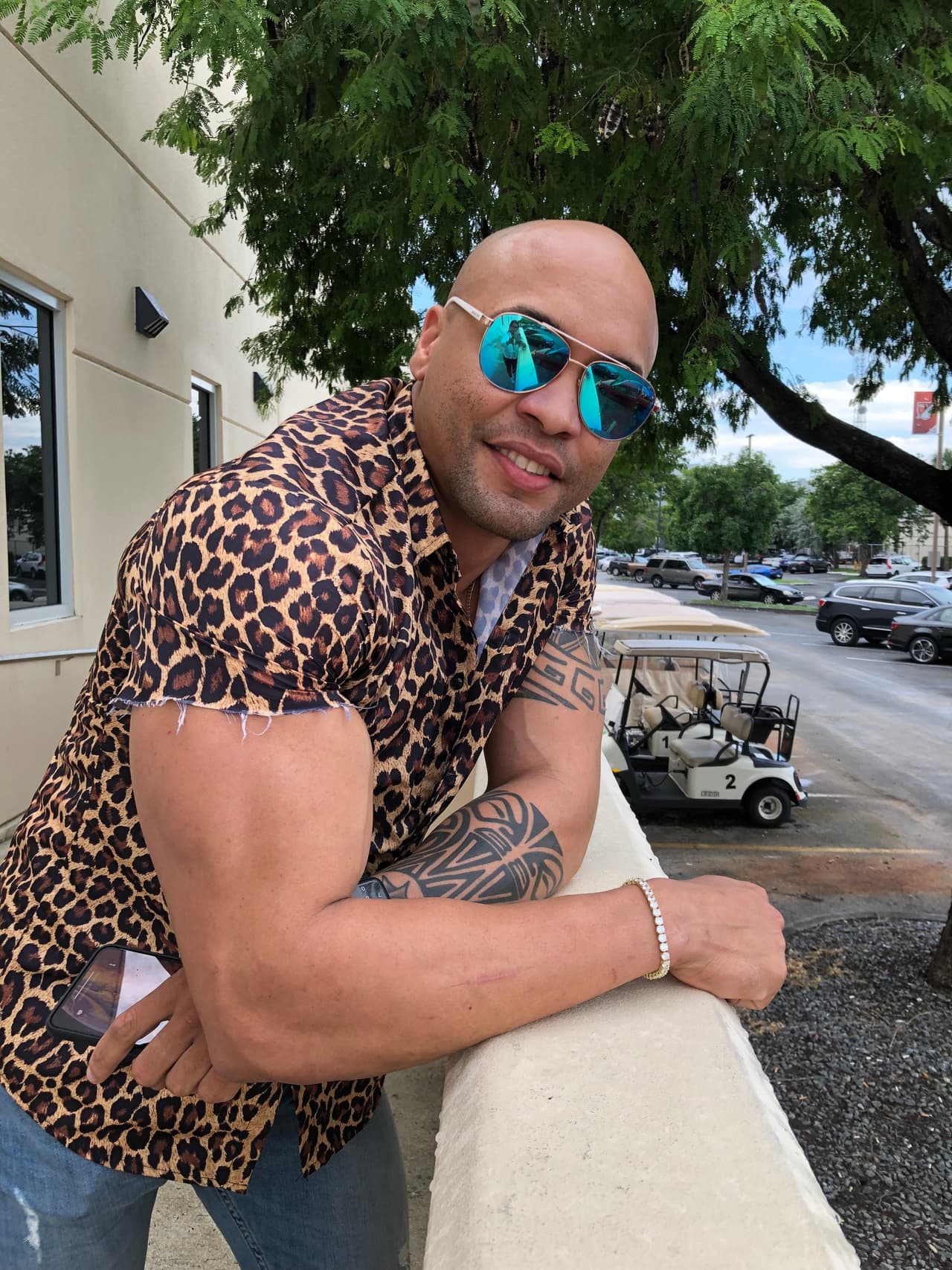 Lázaro, 28 años, Cuba. Trabaja como bartender y le gusta hacer crossfit.