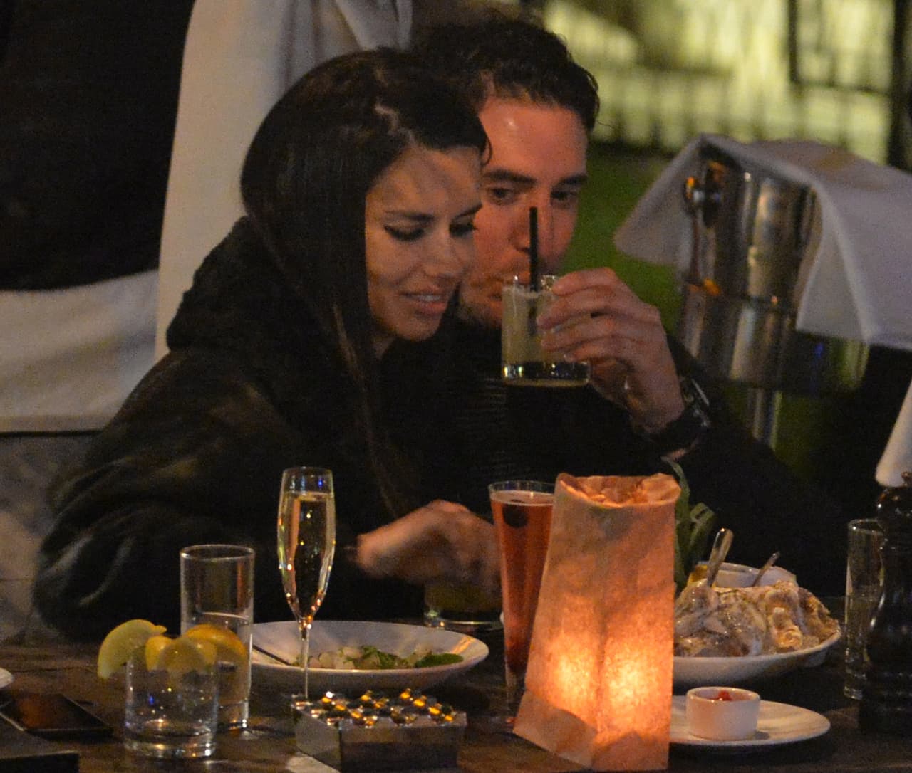 Adriana Lima rompió con el receptor de New England Patriots Julian Edelman hace sólo una semana. Sin embargo, se le vio besándose en un restaurante con el chico malo de los muchachos de Nueva York Mitch, Matt Harvey. Estas son las primeras fotos de la nueva pareja. La pareja llegó en yate y cenaron y tomaron champán por horas en el River Yacht Club el 15 de marzo de 2017, en Miami, Florida.