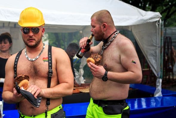 Participantes en la marcha conmemorativa por los derechos gays disfrazados de obreros en Berlín, Alemania.