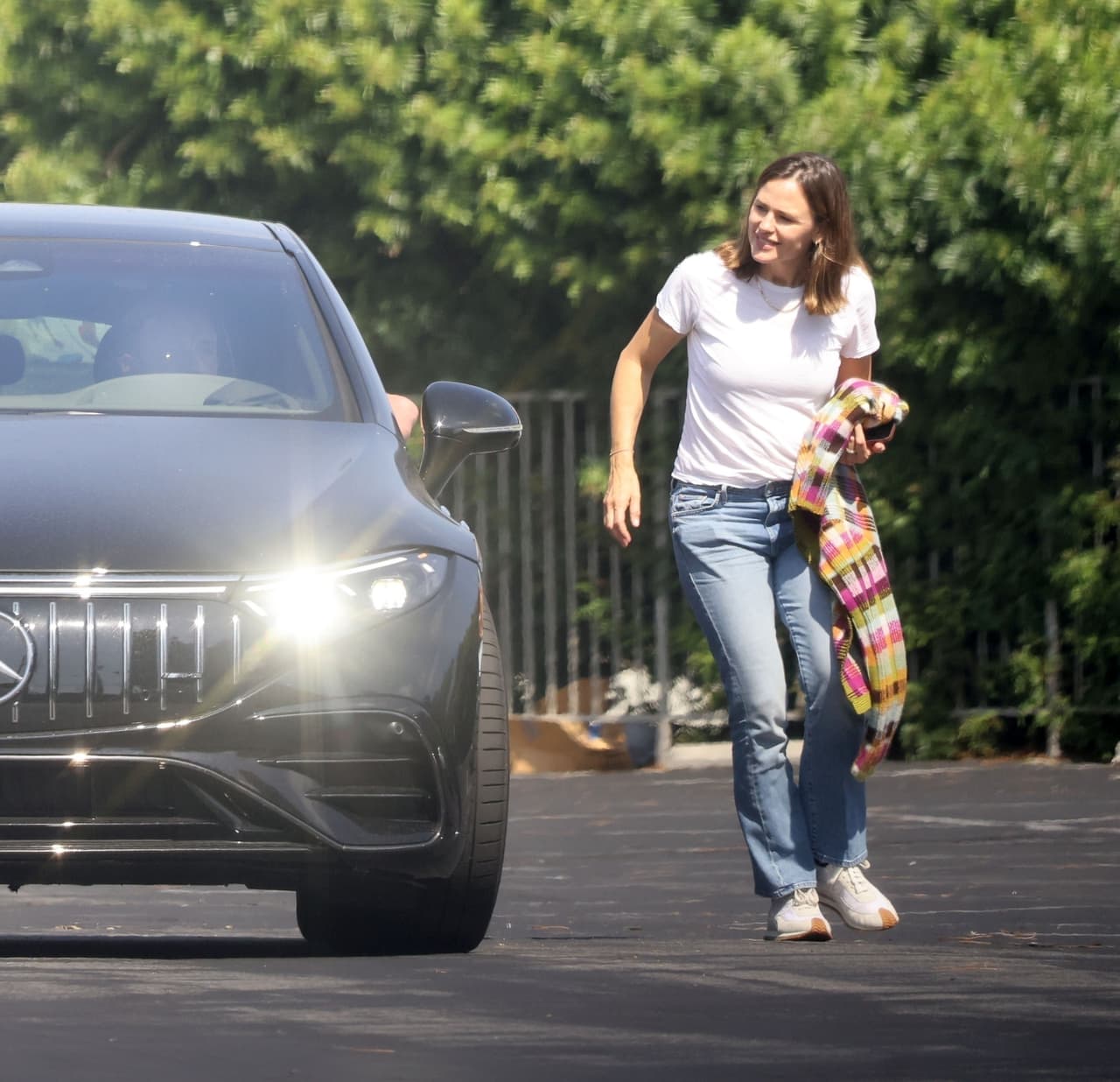 Jennifer Garner tras descender del automóvil de Ben Affleck.