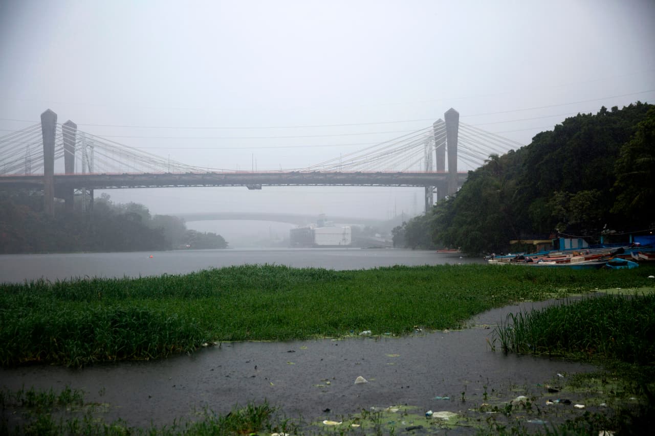 Vista del río Osama ante las fuertes lluvias.