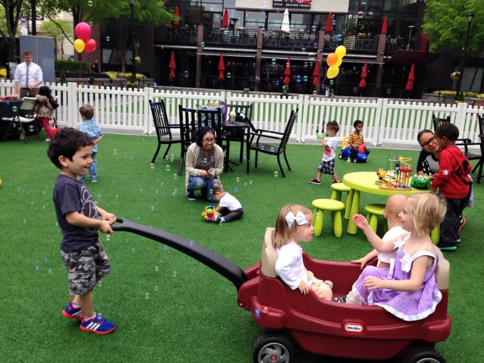 <b>Evento</b>: Tot Spot
<br>
<b>Fecha</b>: 11 de julio
<br>
<b>Lugar</b>: Atlantic Station. 1380 Atlantic Dr NW. Atlanta, GA. 30363
<br>
<b>Sitio web</b>:
<a href="https://atlanticstation.com/event/totspot-07-11/2023-07-11/">https://atlanticstation.com/event/totspot-07-11/2023-07-11/</a>
<br>
<br>Disfruta de manualidades gratis, canciones, refrigerios preenvasados y más. Este evento está diseñado para niños menores de 5 años y su asistencia es gratuita. Después de la hora de jugar, quédate para disfrutar de un delicioso almuerzo en uno de los restaurantes locales.