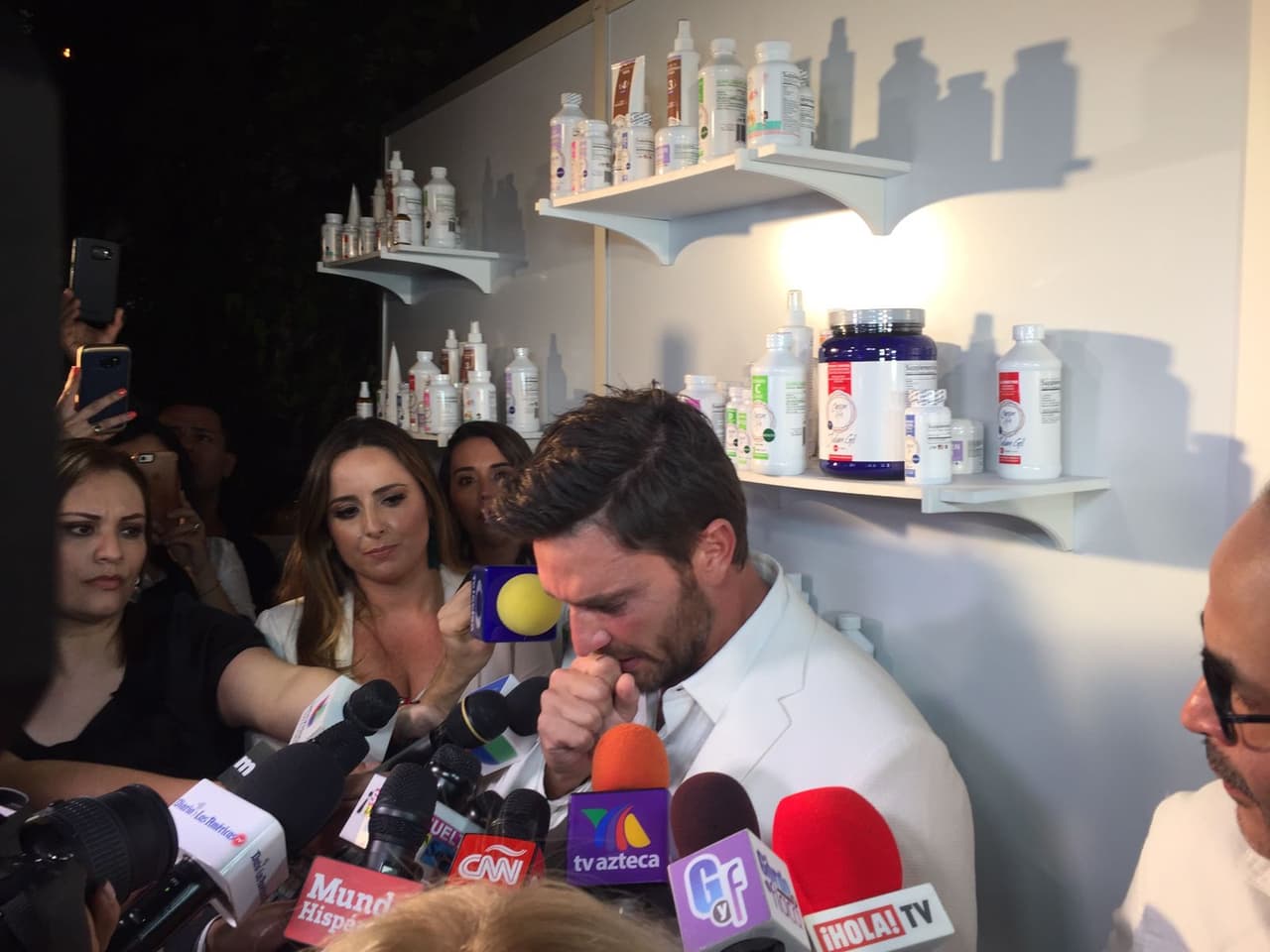 El 22 de abril Julián Gil se pronunció por primera vez e incluso lloró ante las cámaras de los medios de comunicación al recordar a su hijo Matías, nacido tres meses antes, y al reconocer su frustración por la fallida relación con Marjorie.