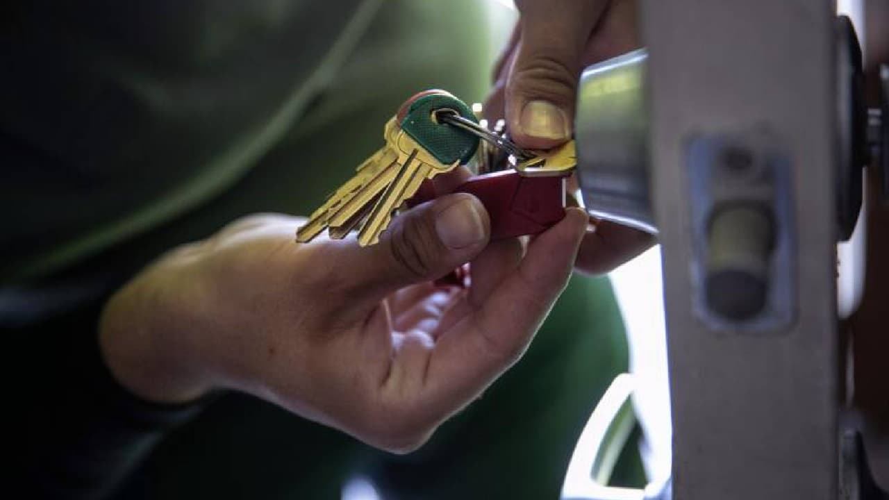 <b>Cierre con llave puertas y ventanas</b>: Asegúrese de que todas las ventanas y puertas de su casa (incluido el garaje) estén cerradas con llave cuando salga o se vaya a dormir. Este simple paso puede disuadir a los ladrones.