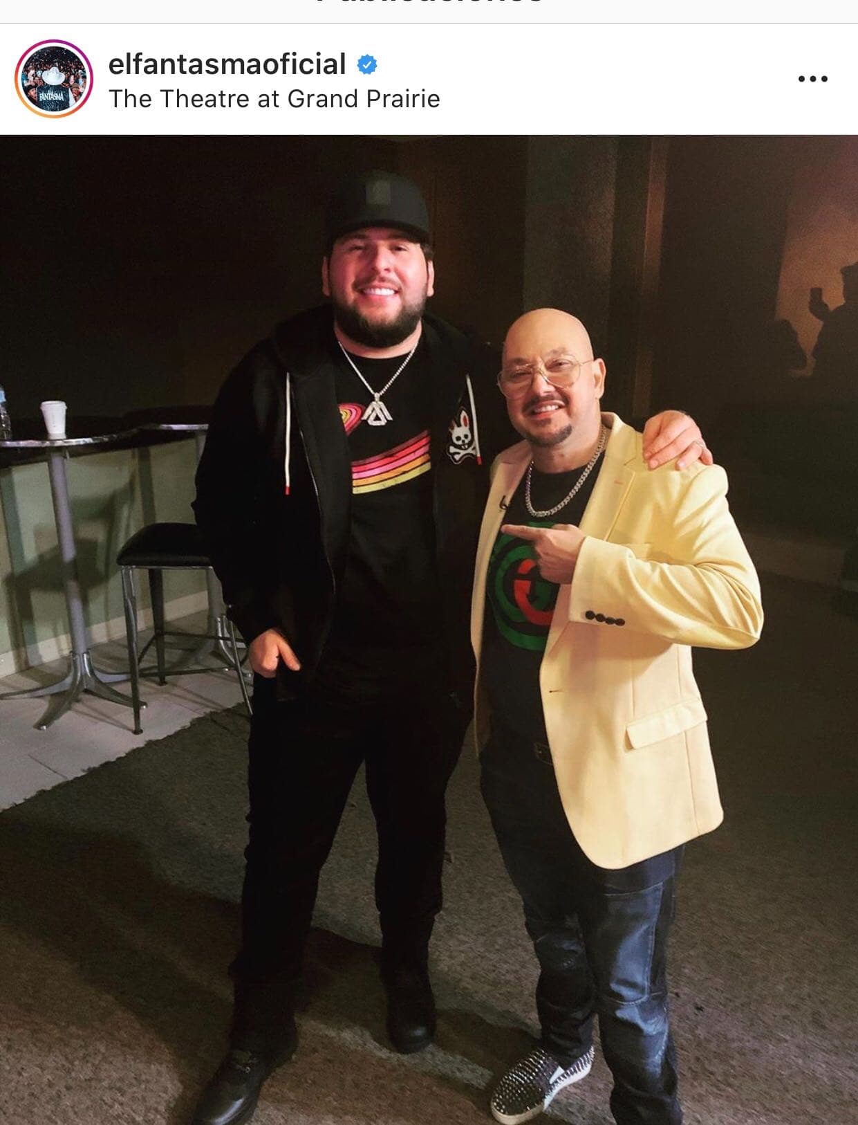 El Fantasma (en la foto del lado izquierdo), nacido en San José de Cañas, Durango, se llevó 
<b><a href="https://www.instagram.com/p/B4mQix_nrOm/" target="_blank">Premio orgullo latino</a>. </b>En una entrevista para Primer Impacto en noviembre de 2018, el cantante habló sobre los detinatarios de su música: "Mis corridos son 
<b><a href="https://www.univision.com/shows/primer-impacto/el-fantasma-mis-corridos-son-para-la-gente-del-campo-video" target="_blank">para la gente del campo</a></b>".