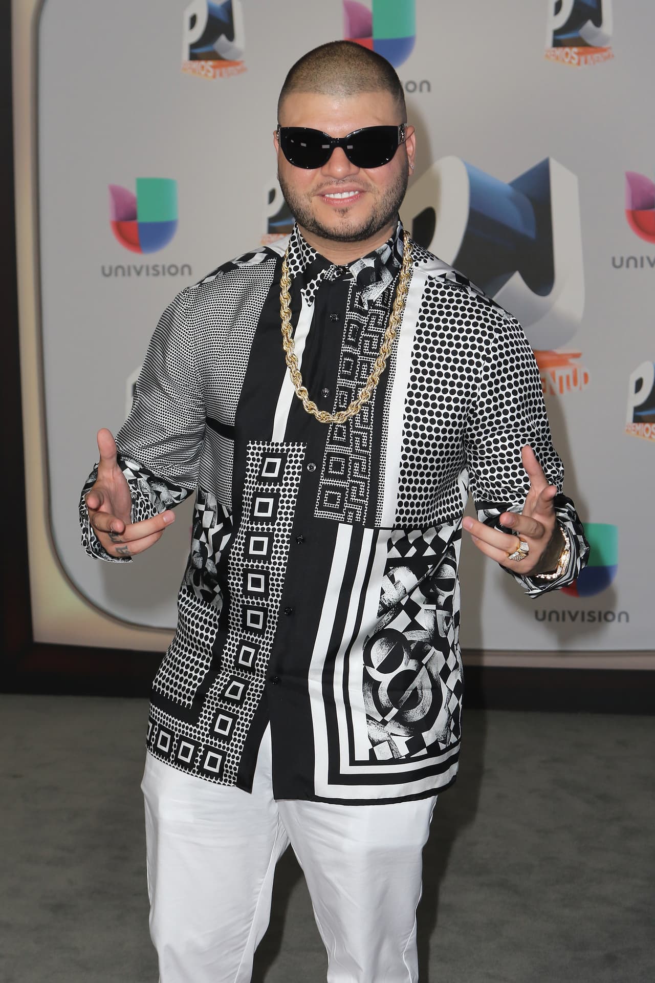 Carlos Efrén Reyes Rosado, nombre real de Farruko, dijo a los agentes que las maletas eran suyas, por lo que se le notificó que serían inspeccionadas.