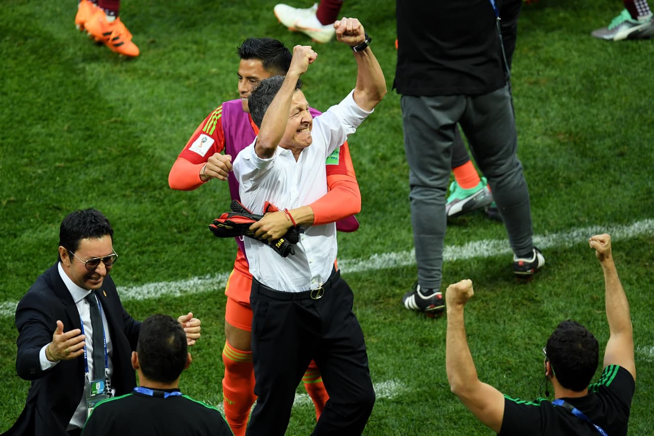 MOSCOW, RUSSIA - JUNE 17: Juan Carlos Osorio, Manager of Mexico celebrates victory following the 2018 FIFA World Cup Russia group F match between Germany and Mexico at Luzhniki Stadium on June 17, 2018 in Moscow, Russia. (Photo by Matthias Hangst/Getty Images)