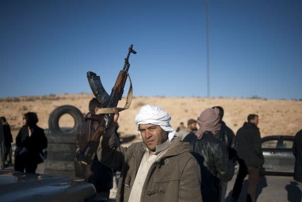 Los retenes suscitaron entre la población de Trípoli el temor de un nueva derrame de sangre en la capital, donde los opositores han sido reprimidos con dureza.
