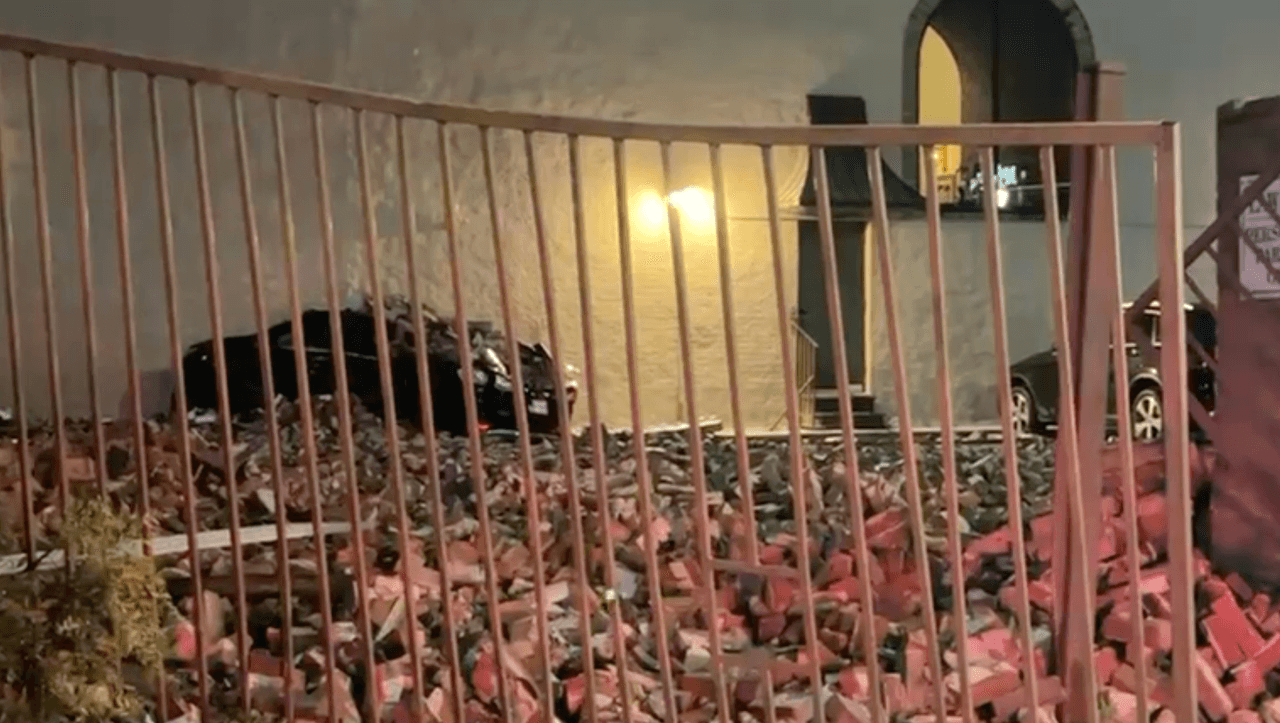 Algunos automóviles también se vieron dañados al caerles escombro y piedras de los edificios.