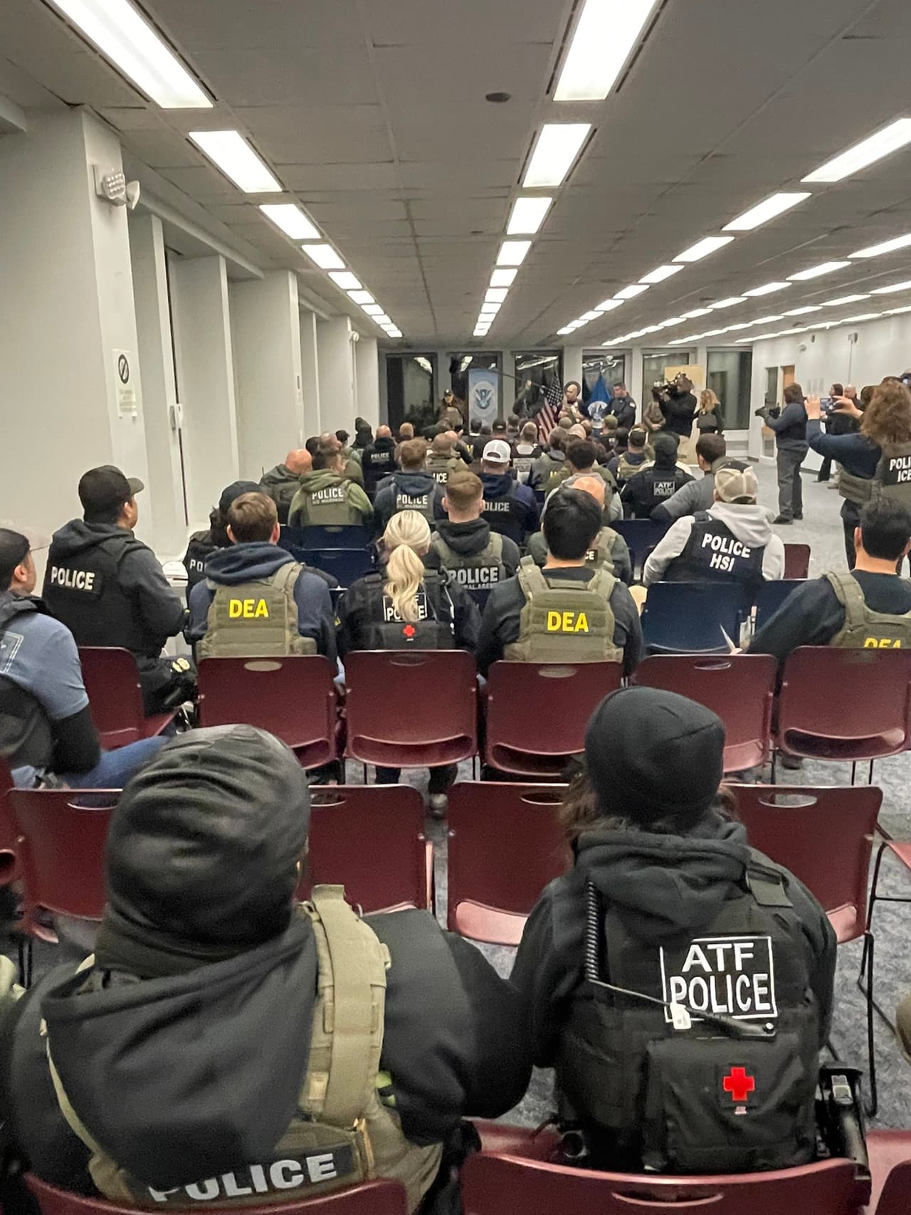 Un portavoz del DHS explicó que estas acciones forman parte de los esfuerzos por capturar a individuos acusados de delitos graves.