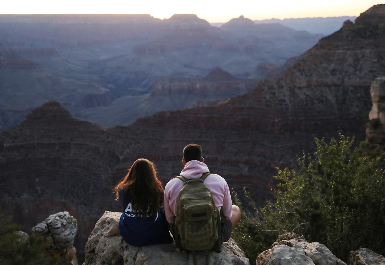 El Parque Nacional del Gran Cañón recibió cientos de visitantes este fin de semana festivo.