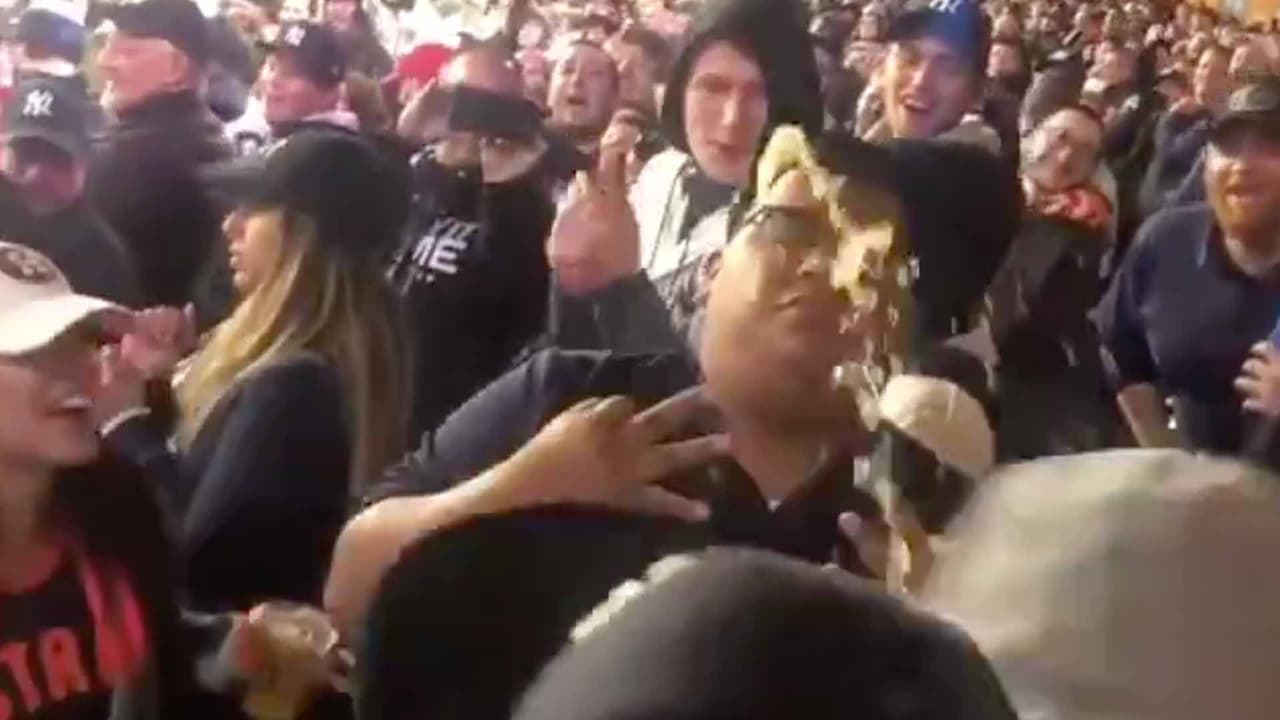Un fanático de los Yankees le aventó la comida a la cara.