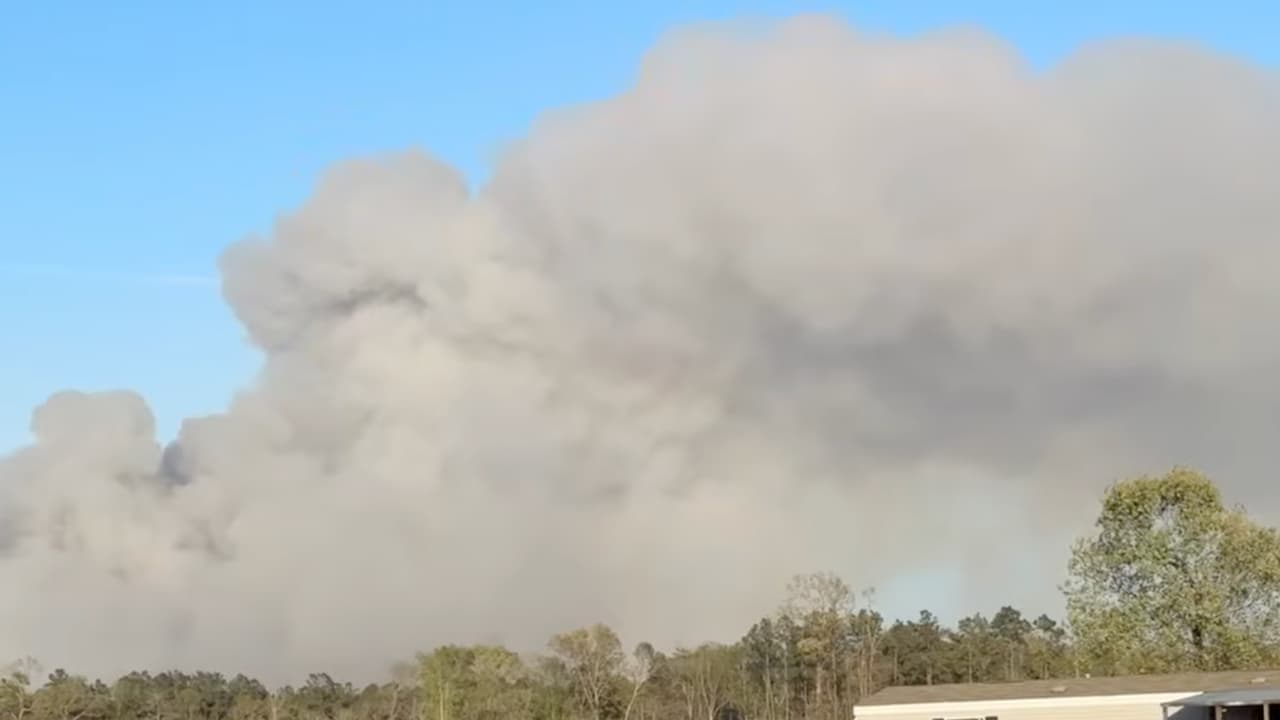 En el condado de San Jacinto, equipos de bomberos trabajan para controlar el incendio Pauline Road Fire, el cual ha consumido más de 1,300 acres. Ante las voraces llamas, autoridades del condado de Montgomery pidieron a la comunidad evacuar de inmediato. Nuestro meteorólogo Anthony Ortiz explica cuáles son las zonas con mayor riesgo de incendios.