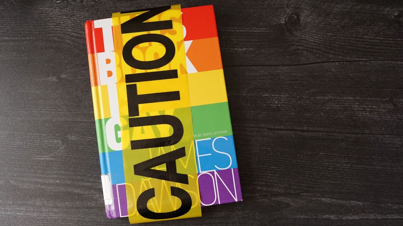 <h3 class="cms-H3-H3">3. This Book Is Gay</h3>
<br>
<br>
<i>This Book Is Gay</i> de Juno Dawson, es un libro publicado hace 10 años en Reino Unido, pero cuando fue lanzado en los EEUU ha sido censurado. El libro es un manual para las personas que se identifican como parte de la comunidad LGBTQ+. Ha sido reseñado como un libro con "humor" y "tono relajante" que tranquliza al lector. 
<br>
<br>Dawson ha revelado en entrevistas que 
<b>pensó el libro para que los jóvenes LGBTQ+ tuvieran a la mano información confiable y verificada sobre la sexualidad y su vida personal</b>, evitando la desinformación de algunos sitios web. 
<br>
<br>El rango de edad recomendado para el lector es entre los 14 y 17 años, según Barnes & Noble.