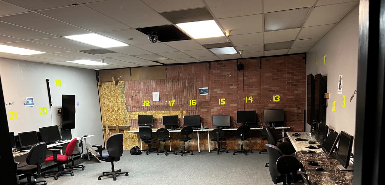 Varios equipos para apuestas digitales simulténeas fueron decomisados durante al operación policial.