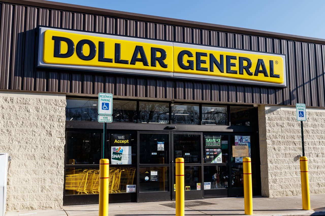 <b>Dollar General. </b>Esta compañía busca ocupar puestos en tiendas, centros de distribución, transporte y oficinas corporativas en todo el país. Anunciaron a mediados de marzo que planeaban incorporar a unos 50,000 trabajadores y aún continúan haciendo contrataciones.