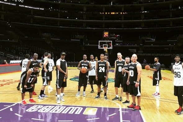 Khloé se encargó de inmortalizar el épico momento con esta instantánea del equipo en acción.