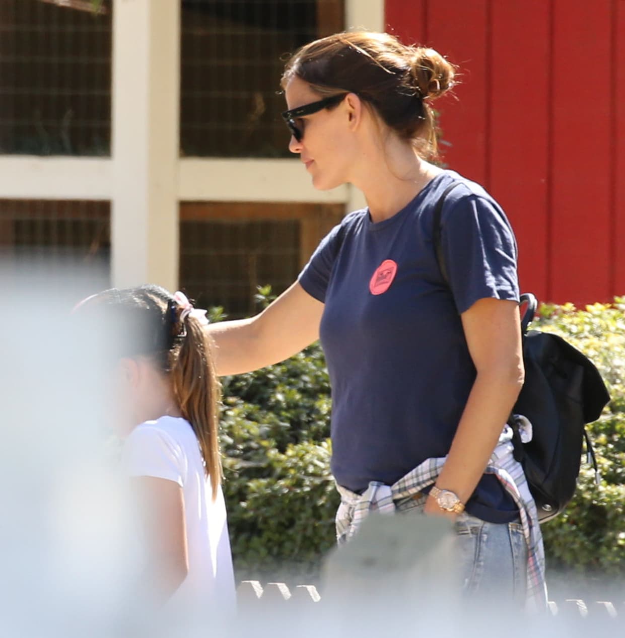 Fue a un campo a recoger unas cuantas calabacitas.