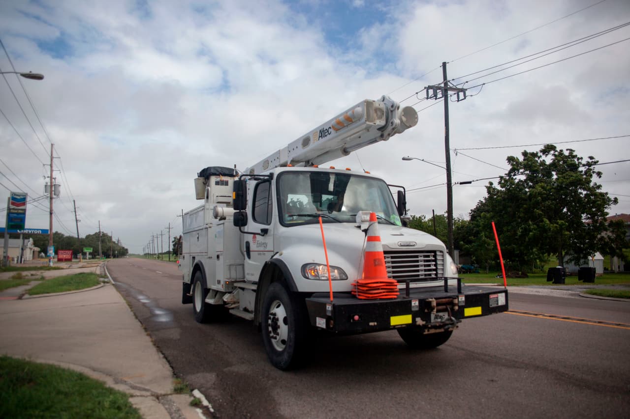 <b>#18 Instaladores y reparadores de líneas eléctricas </b>
<br>Salario medio anual: $69,890