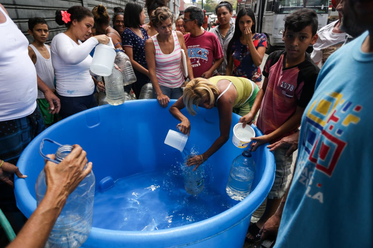 Cientos de personas se abastecen de agua en las calles y algunos han comprado bolsas de hielo a seis dólares.