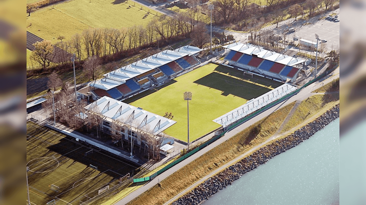 <b>Rheinpark Stadion (Liechtenstein)</b>
<br>Está situado en la ciudad de Vaduz, Liechtenstein, resaltan las montañas y su localización está en el río Rin, a unos metros de la frontera con Suiza.