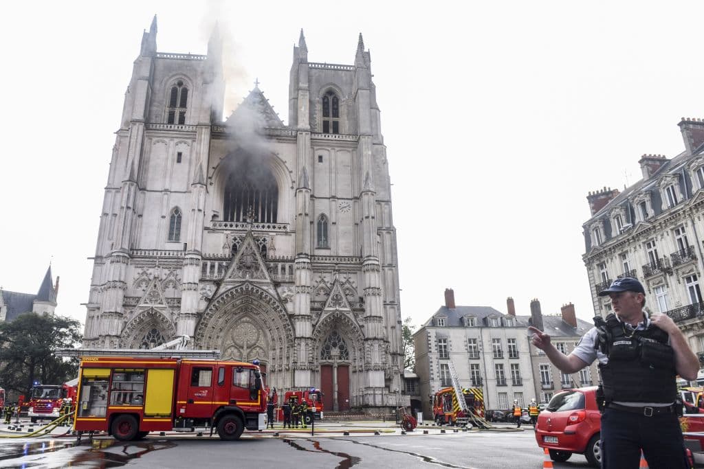 A poco más de un año después de que Notre Dame de París fuera parcialmente destrozada por las llamas, un incendio, que pudo haber sido provocado, causó importantes daños en la catedral gótica del siglo XVI de Nantes, al oeste de Francia.