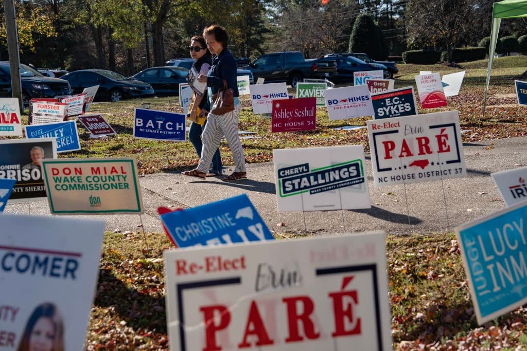 Durante los comicios del martes se disputan uno de los dos escaños de 
<b><a href="https://www.univision.com/local/north-carolina-wuvc/politica-north-carolina/guia-de-votacion-elecciones-intermedias-carolina-del-norte" target="_blank">Carolina del Norte</a></b> en el Senado de los Estados Unidos y las 14 candidaturas en la Cámara de Representantes de EEUU, que aumentaron debido al crecimiento de la población.