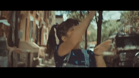 Un video perfecto para el tema de la canción, que tiene un mensaje contra el bullying. "No importa si te sientes diferente, de qué país provienes o si eres blanco, negro, gay. Lo importante es lo que está dentro de ti, y debes luchar por ello", dijo Simón a NPR.