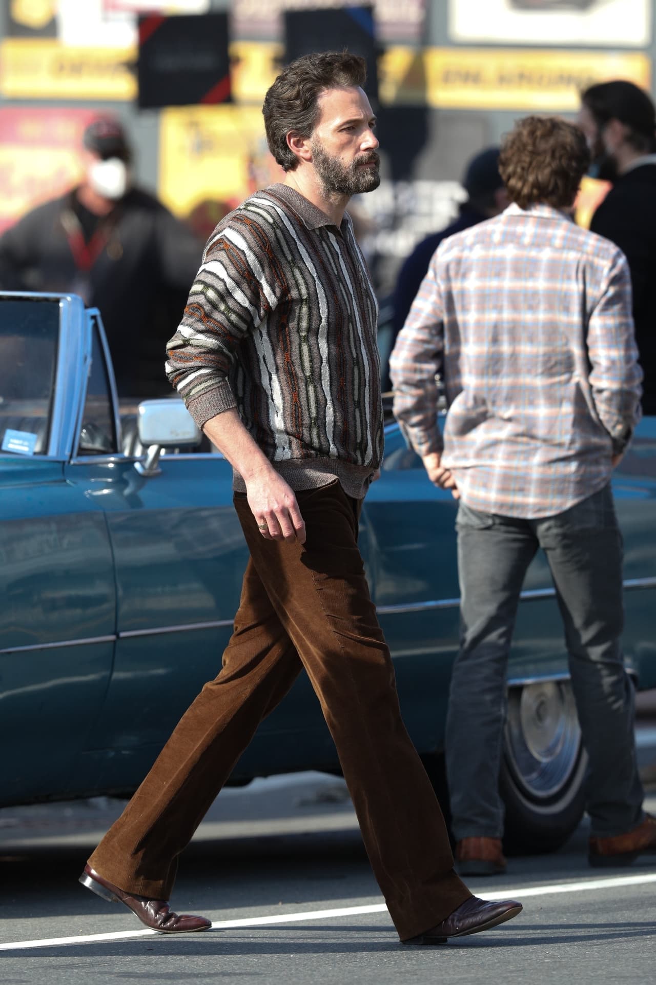 Con una barba completa, canosa y visiblemente delgado, 
<b><a href="https://www.univision.com/famosos/jennifer-lopez-alex-rodriguez-rompen-esposos-novios-cantante-fotos" target="_blank">el ex de Jennifer López</a></b> parecía de buen humor mientras recibía instrucciones por parte del staff de la película. 
<br>