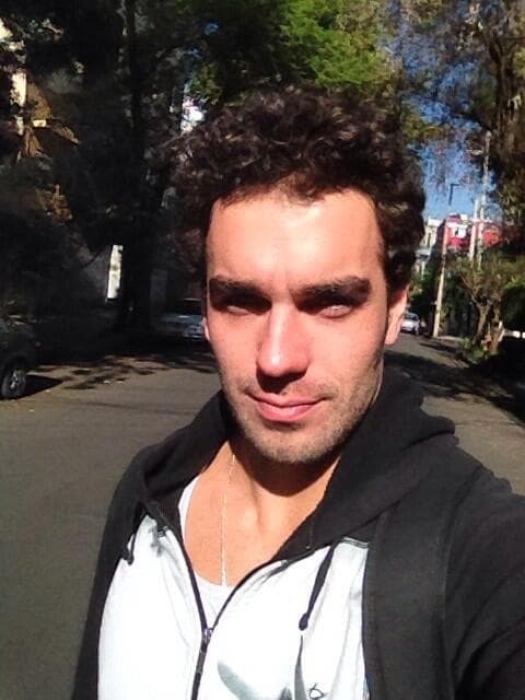 Este guapo brasileño nos ha cautivado con su carisma y sensualidad.