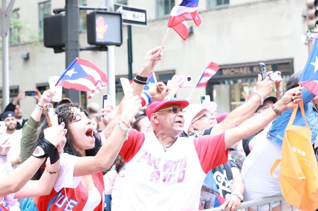 Los miles de presentes, orgullosamente, alzaban sus banderas y constantemente expresaban: “Yo soy boricua, pa’ que tú lo sepa”.