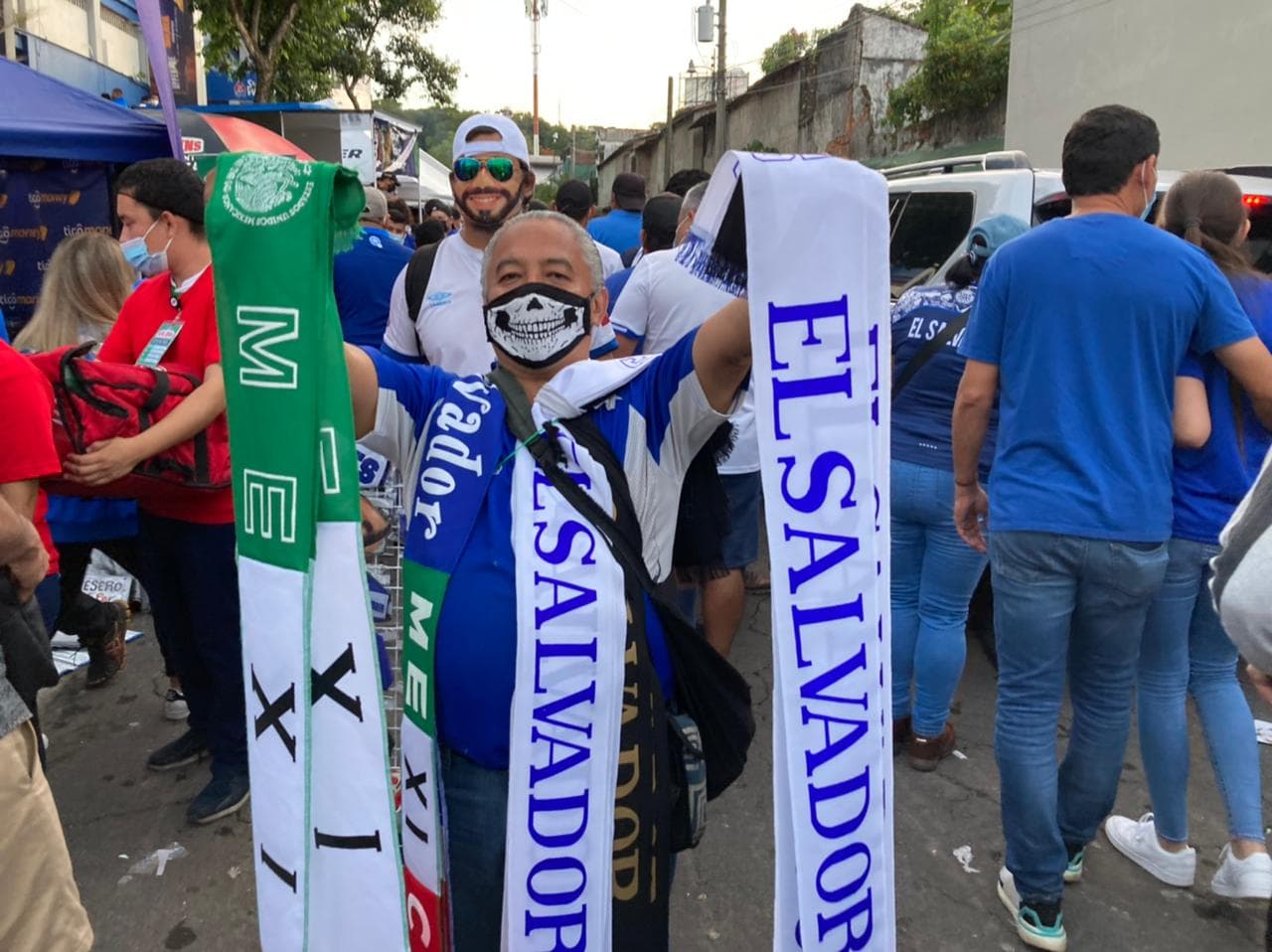 Tanto mexicanos como salvadoreños se muestran listos para disfrutar de la batalla entre la El Salvador y México.