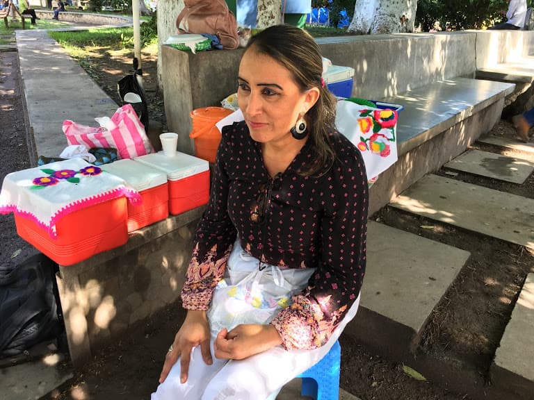 Daysi Iglesias, vende 'ticusos', una masa de maíz con frijoles y refrescos naturales, en la plaza central de Gracias, Honduras. "Sí, sé que está preso el hermano del señor presidente, verdad, pero sólo ellos saben sus vueltas, cómo las tienen, no sé. Nosotros nos dedicamos al trabajo".