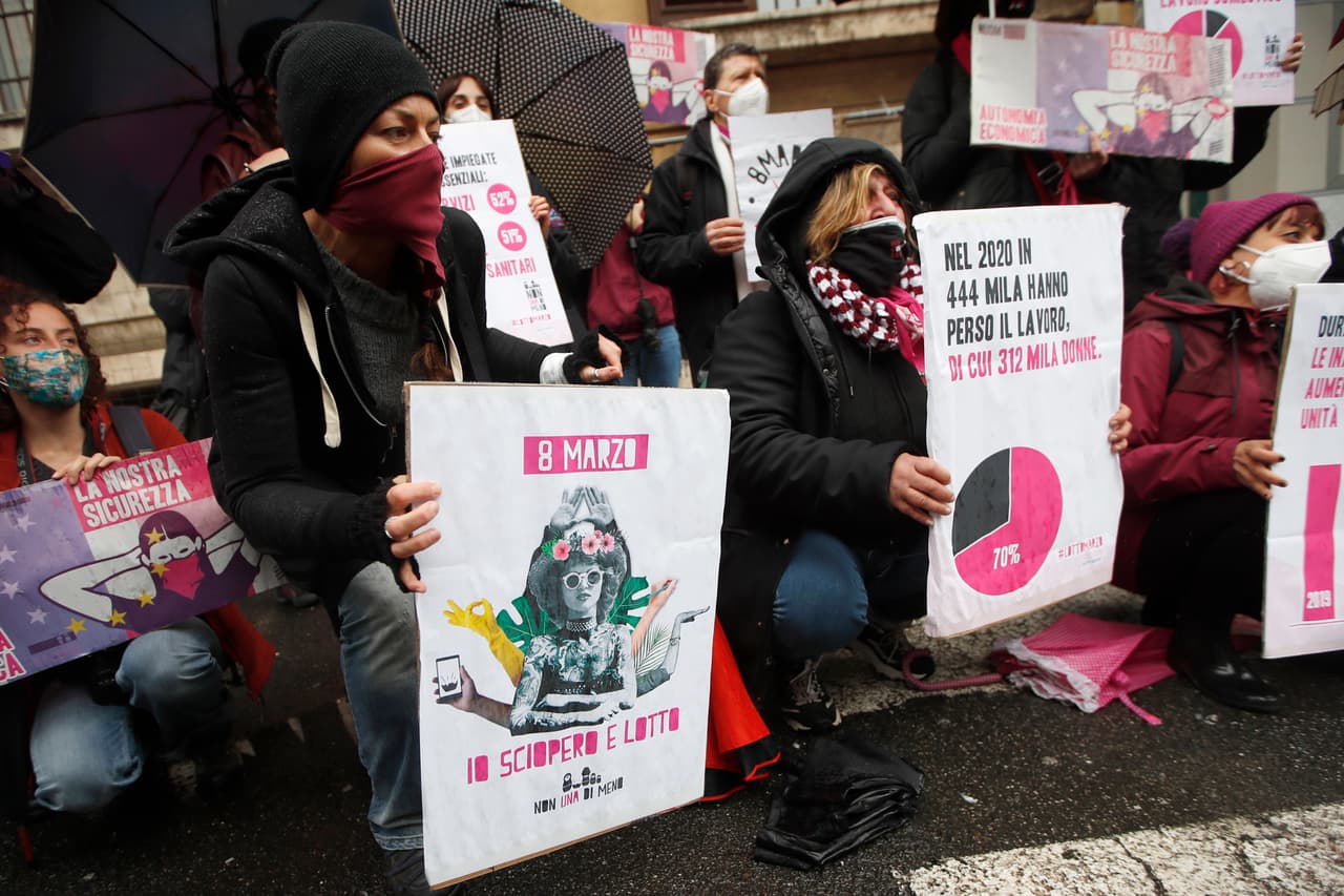 <b>“440,000 personas perdieron sus empleos en 2020, 312,000 eran mujeres, 70%"</b>, uno de los mensajes vistos en la protesta organizada en Roma, Italia.
