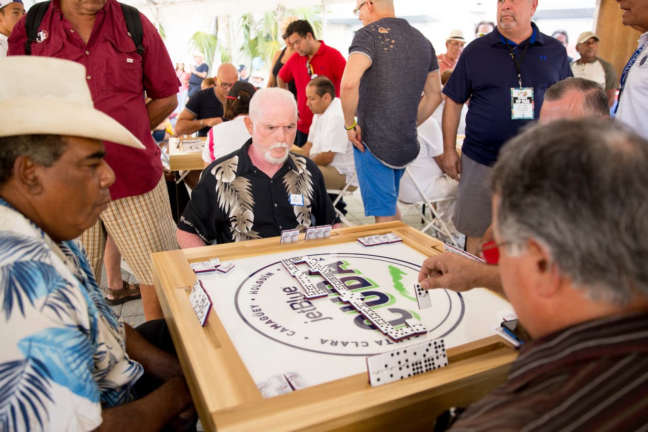 Un torneo de dominó, juego tradicional cubano se celebró en la tarde de carnaval.