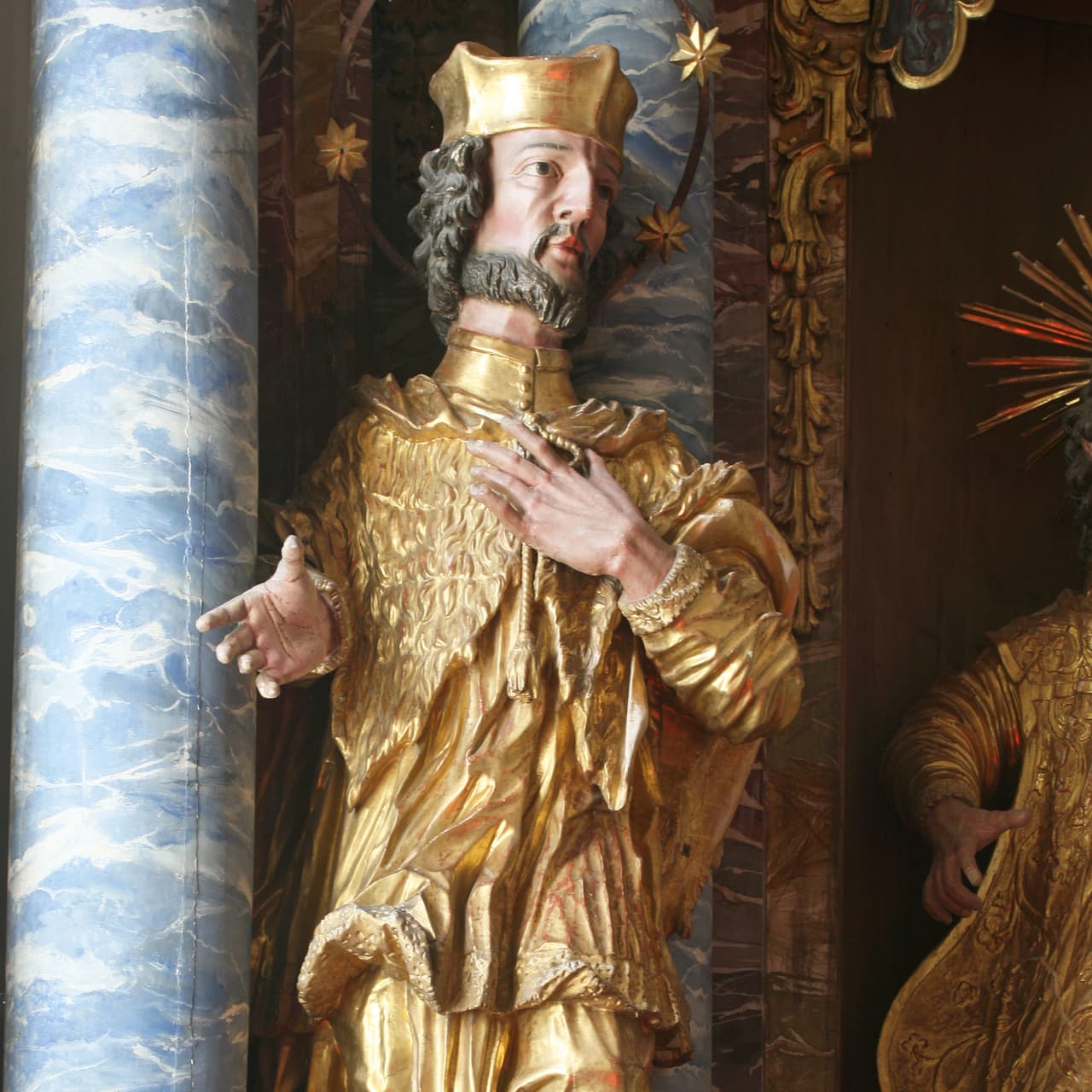 Primero inició su peregrinación yendo al famoso Santuario de la Virgen de Montserrat. Ahí decidió hacer penitencia por sus pecados durante su carrera militar y dejó atrás la espada y sus privilegios para cambiar su ropa a harapos humildes.