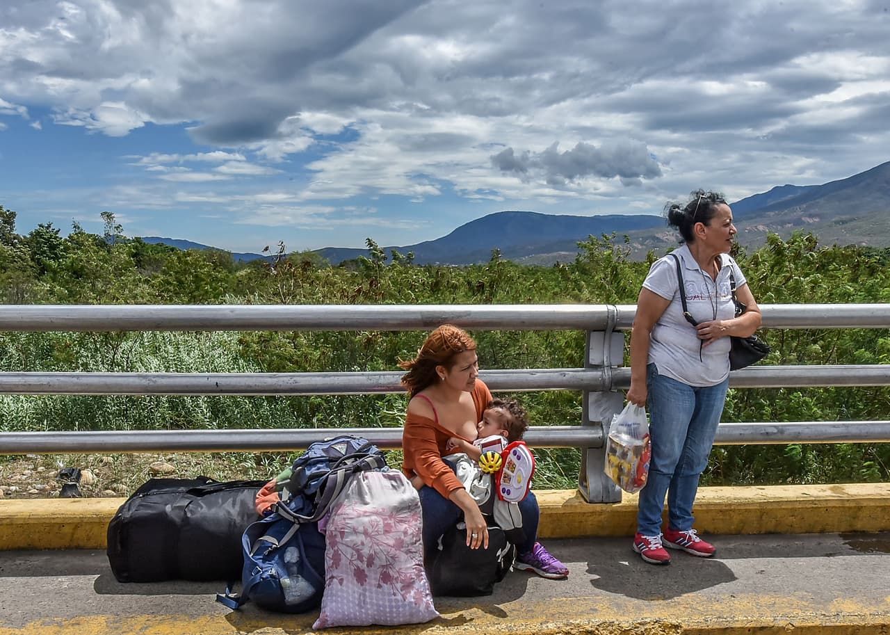 La afluencia de venezolanos hacia Colombia ha aumentado en 5% durante esta semana previa a la realización de las elecciones convocadas por el presidente Nicolás Maduro para este domingo 30 de julio, con la finalidad de elegir a los miembros de la asamblea que reescribirá una Constitución a su medida. 
<br>