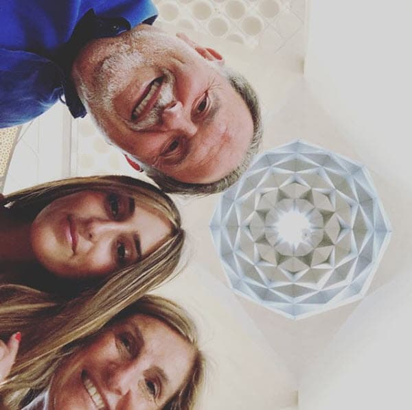 A través de sus redes sociales, el conductor compartió diversas instantáneas junto a su familia en este arquitectónico destino.