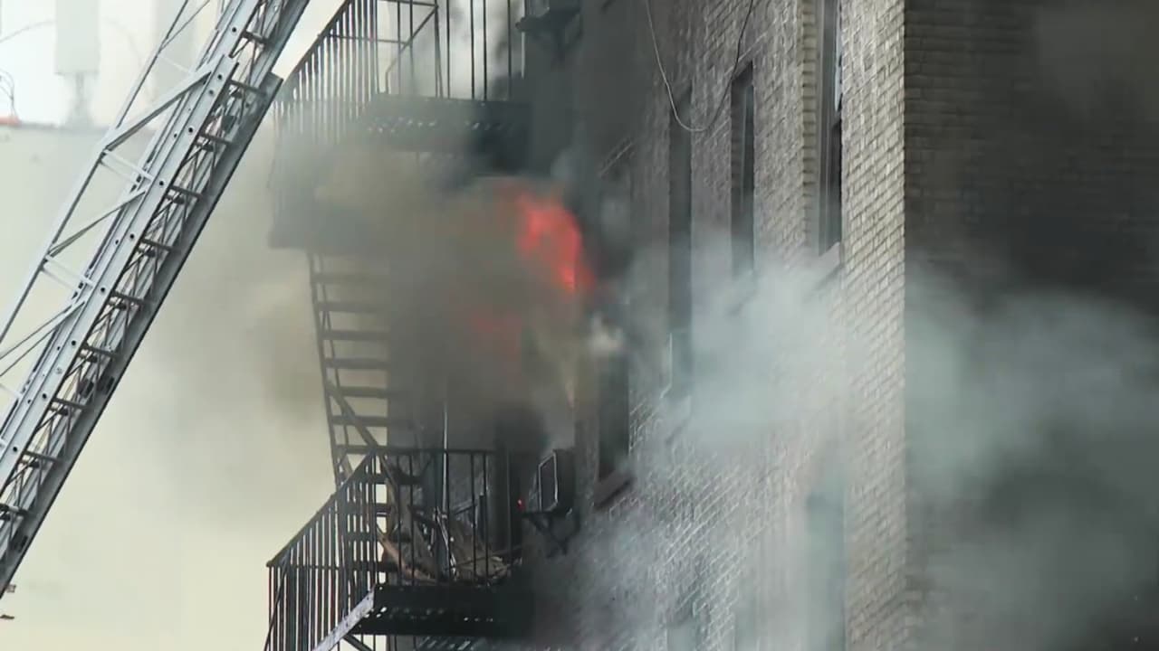 El momento exacto de la explosión e incendio en un edificio de El Bronx que dejó una persona muerta