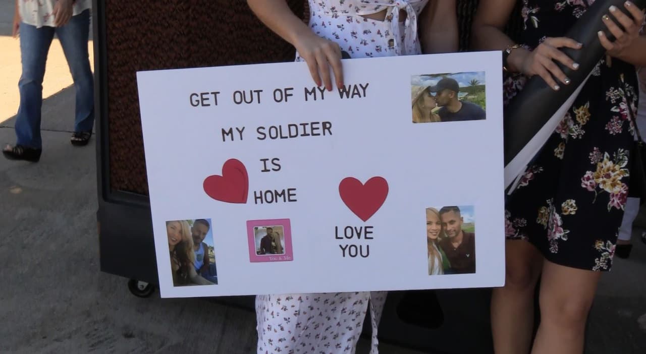 Los familiares crearon pancartas con mensajes para sus seres queridos.