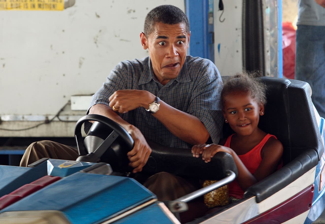 En agosto del 2007, el entonces senador demócrata se dio tiempo entre sus actos de campaña como candidato presidencial, de conducir un coche chocón con su hija Sasha, en la Feria Estatal de Iowa. Un momento divertido que muchas hijas han compartido con sus padres.