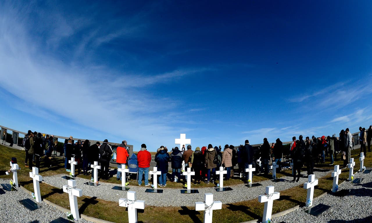 Sergio hoy tiene 53 años, uno más que su papá cuando murió el 10 de mayo de 1982. No conocía las islas. Las describe como "hermosas". Cuenta que esta noticia lo llenó de paz y alegría. "Llegar a Darwin fue dolor al principio, pero luego alegría. El cementerio era un lugar de vida", dice.