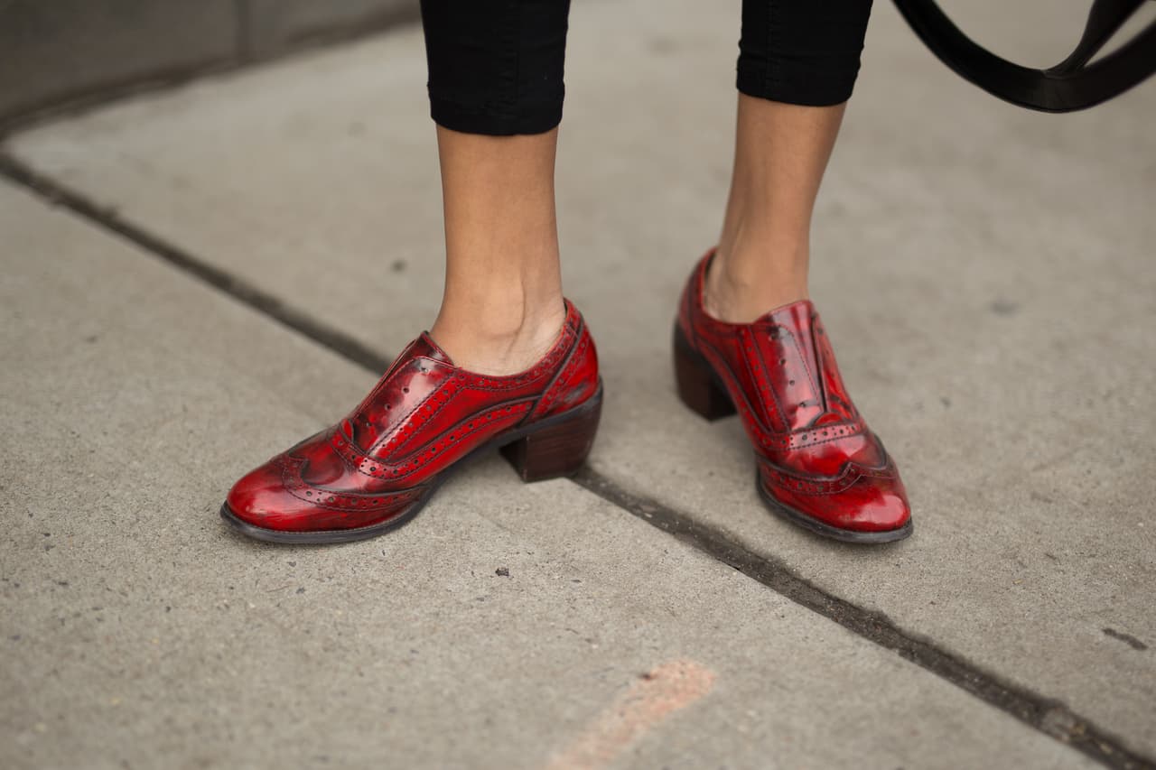 Unos botines de caña baja ayudarán a sobrevivir a esta tendencia sin que necesariamente tengamos que morir de frío.