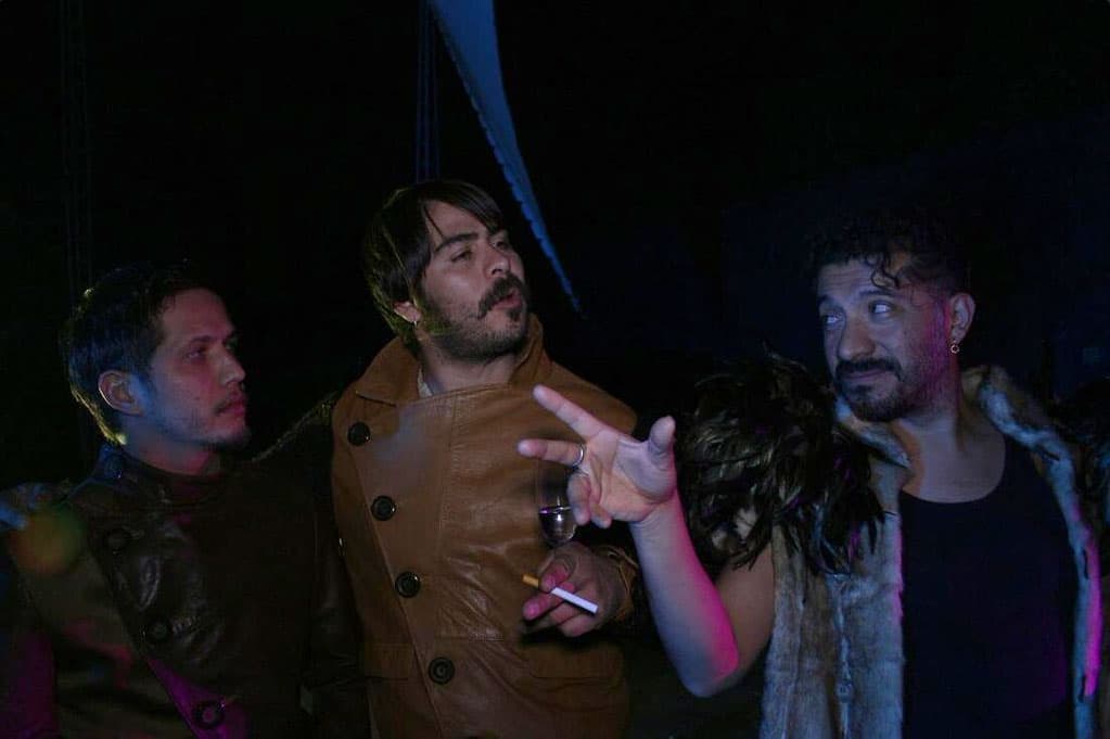 Estudió actuación en el Centro de Investigación Teatral del Instituto Cultural de Aguascalientes y también es egresado de la Casa Azul de Artes Escénicas Argos.