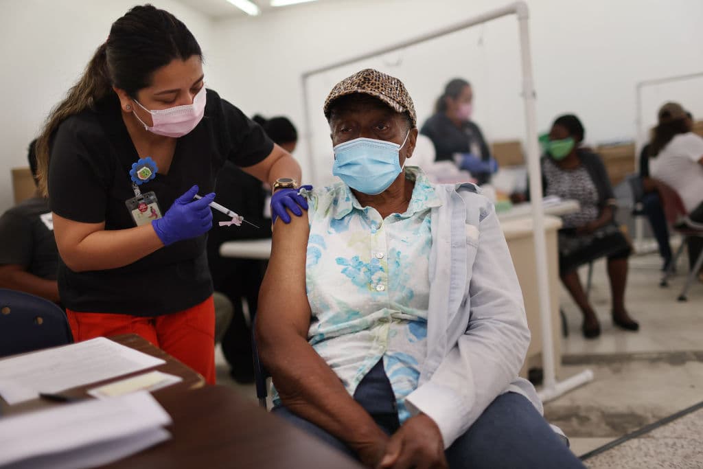 EEUU mejora su comportamiento frente a la pandemia, pero baja el ritmo de vacunación 