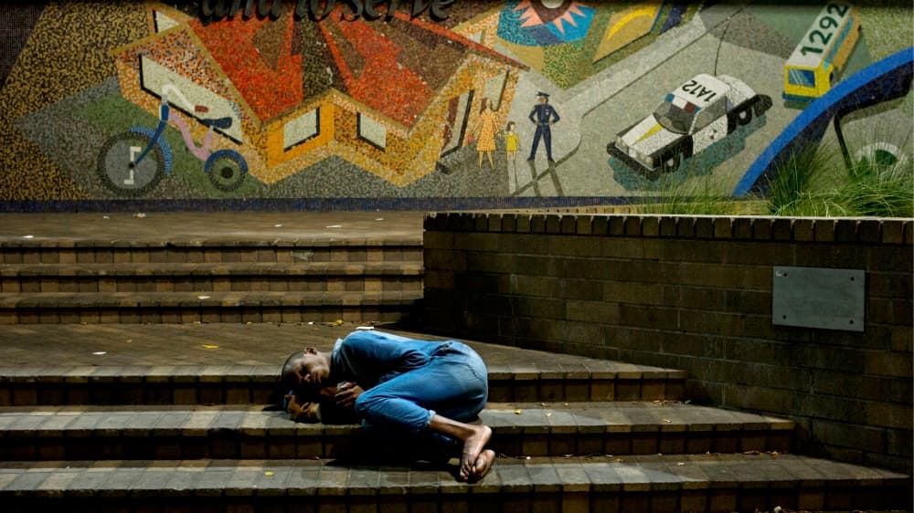 Un indigente duerme frente a una estación de la Policía de Los Ángeles (LAPD) en Skid Row.
