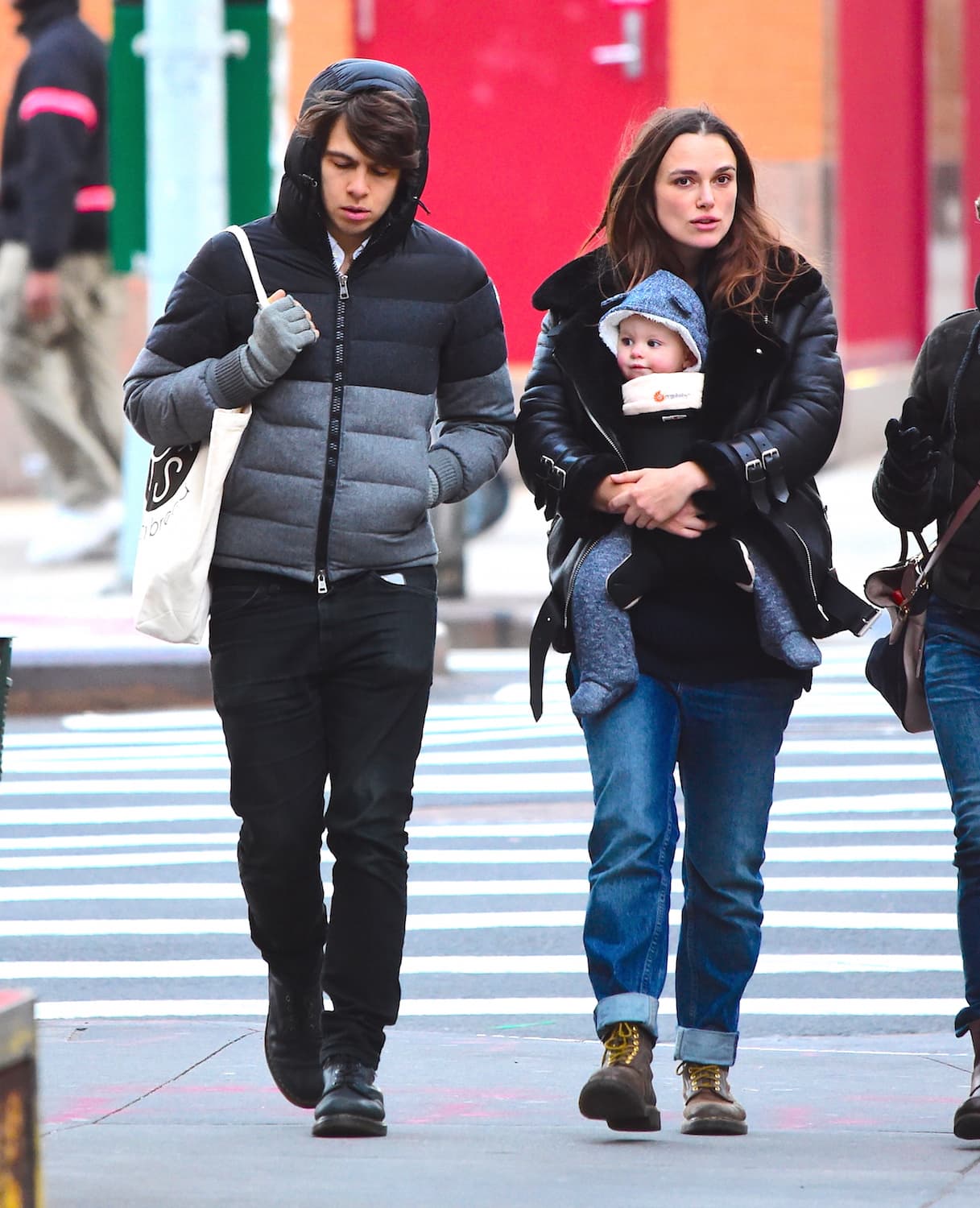 James al lado de su amada.