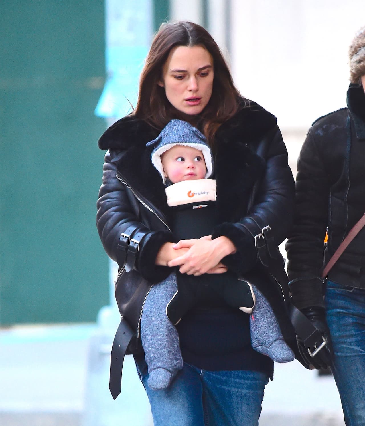 Muy curiosa, viendo todo a su alrededor.